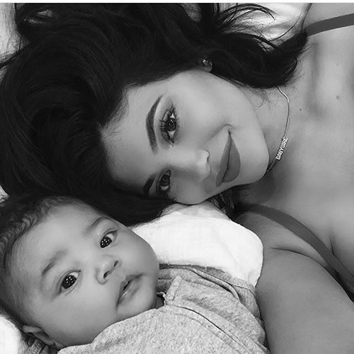 Kylie Jenner和Travis Scott女儿才一个多月已经很有镜头感，厉害