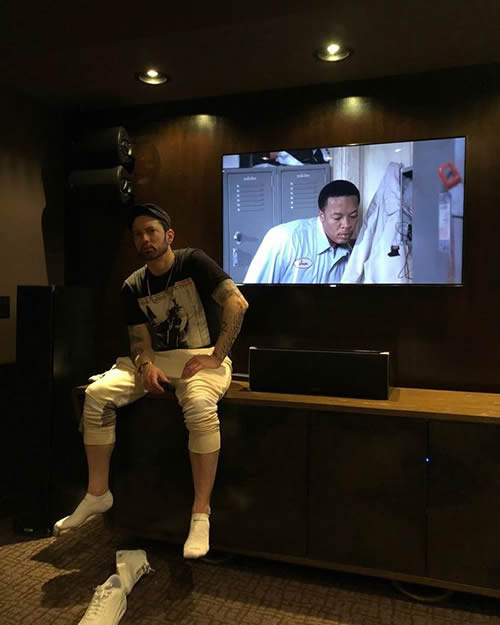 “i need a doctor” 脱掉鞋子，Eminem放出与师父Dr. Dre在录音室帅照