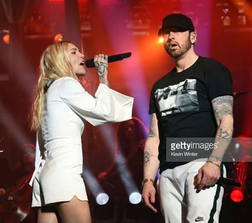 图图有亮点，Eminem的黑色T恤胸部上印的是他的艺人Boogie的照片