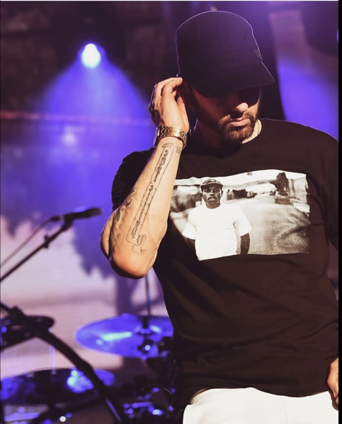 图图有亮点，Eminem的黑色T恤胸部上印的是他的艺人Boogie的照片