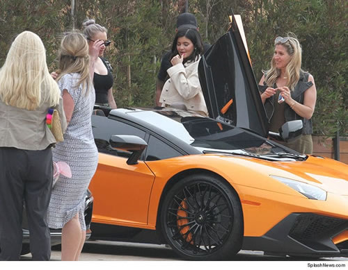Kylie Jenner对跑车大爱至极，出行必须顶级跑车
