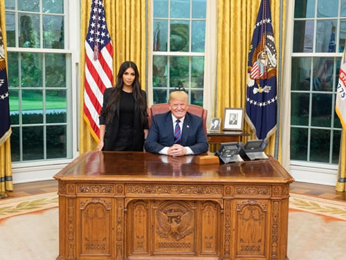 这是Kim卡戴珊和卡戴珊家族的又一巅峰，Kim被美国总统Trump邀请到办公室会面