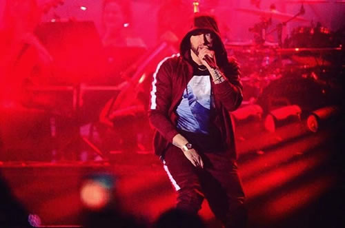 图一的Eminem越看越年轻了，差点没有认出来。。。 ​​​​