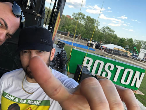 不遮不舒服斯基，Rap God Eminem在波士顿演出前再发自拍