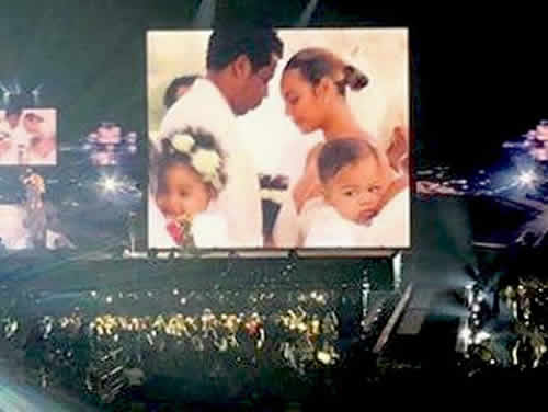 JAY Z和Beyonce在演唱会的大银幕上展现他们的双胞胎