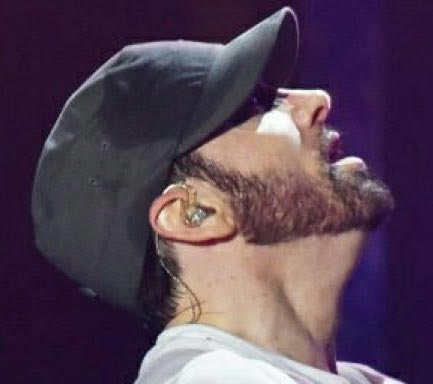 转给喜欢Eminem留着胡子的Stan，这络腮胡已经“一岁”了