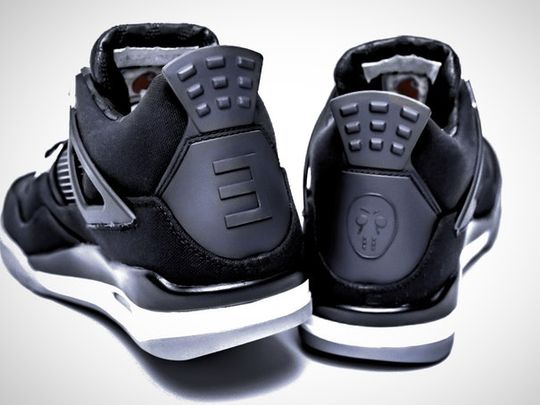 Eminem的这双超级稀缺的鞋子被慈善拍卖