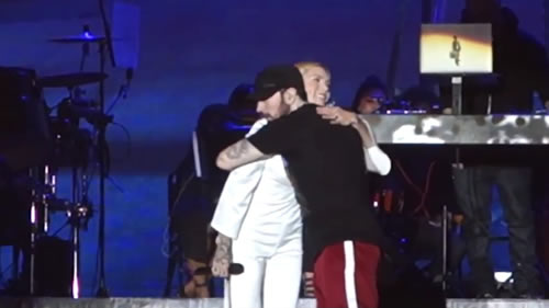 Eminem几天前又亲了Skylar Grey
