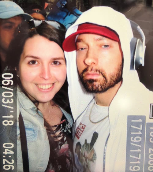 非常幸运的Stan遇见了大名鼎鼎的Rap God Eminem..还拍了照片