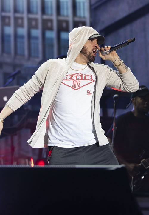 Eminem致敬他的偶像Tupac
