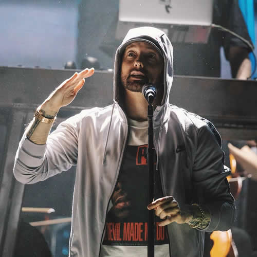 太小清新了，Eminem的演出只不过是他的团队和过去10几年一样惯例搞了一个...