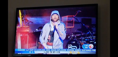 太小清新了，Eminem的演出只不过是他的团队和过去10几年一样惯例搞了一个...