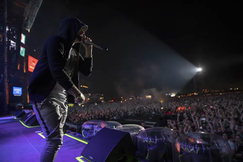 Eminem放出了近日在瑞士演出的高清图... Stan真的疯狂