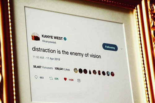有些人说两句话都可以变成生意，Kanye的推文被一家公司做出艺术品出售