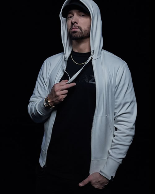 艺术照中的Eminem这次中指竖得超低调，帅得却很高调