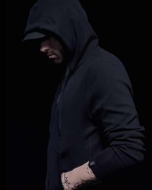 艺术照中的Eminem这次中指竖得超低调，帅得却很高调