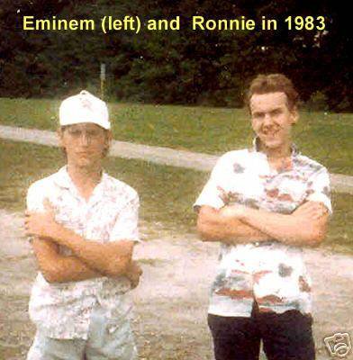 我第一次见这张照片，小Eminem实在太好玩了，11岁的“骚年”与Uncle Ronnie。