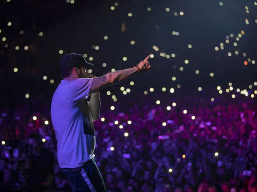 Eminem放出REVIVAL巡回演出的斯德哥尔摩站官方图片 ..看那Stan人山人海，相当壮观。