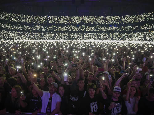 Eminem放出REVIVAL巡回演出的斯德哥尔摩站官方图片 ..看那Stan人山人海，相当壮观。