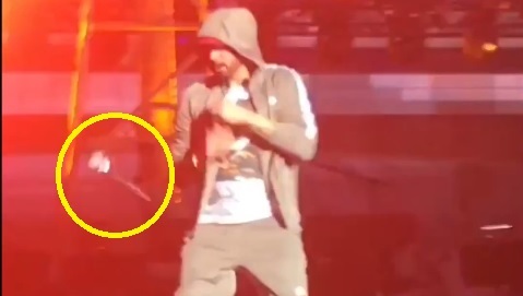 哈哈！ Eminem把话筒玩飞了