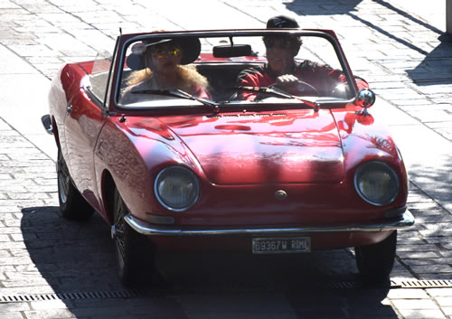 情怀... Jay Z和Beyonce在意大利开着老爷车，旅旅游