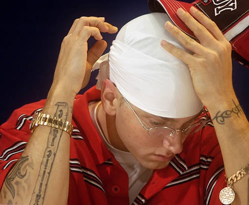很多人不习惯Eminem戴金的，实际上这些人并不真正了解Slim Shady