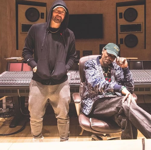 Eminem和Uncle Snoop在录音室摆拍，Shady难得一笑