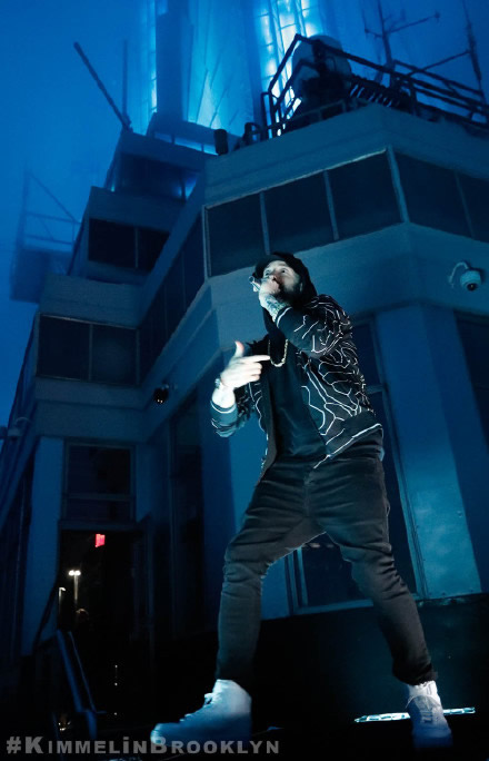 Eminem与帝国大厦联合献上的电影Venom同名主题曲演出的制作过程曝光