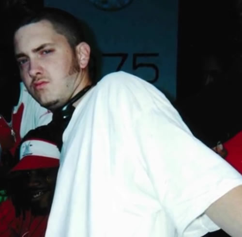 Eminem在“Infinite”时期，眼神有点迷茫和柔和