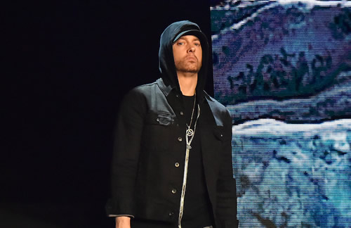 Eminem给Skylar Grey唱生日歌..唱功了得