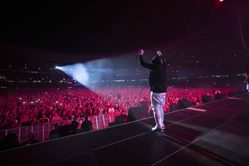 Eminem在珀斯演唱会官方高清照片对女Stan特写突出