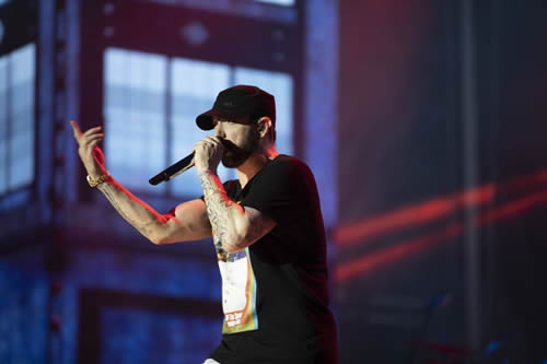 Eminem在珀斯演唱会官方高清照片对女Stan特写突出