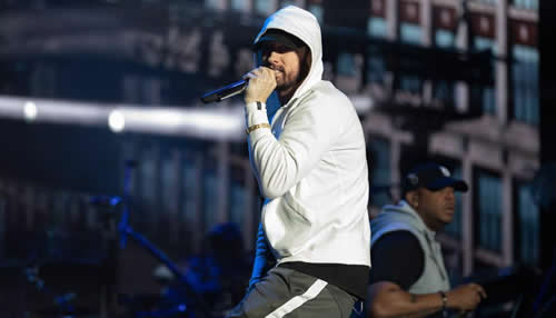 回顾一下Eminem在纽西兰演唱会的Rap God“神”演出
