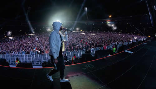 Eminem打破Robbie Williams保持的18年的记录