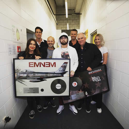 Eminem从新西兰带走两块奖牌