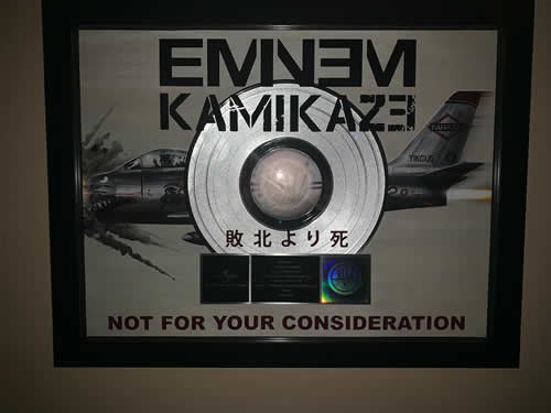 Eminem的Kamikaze白金奖牌挂在好兄弟的录音室里