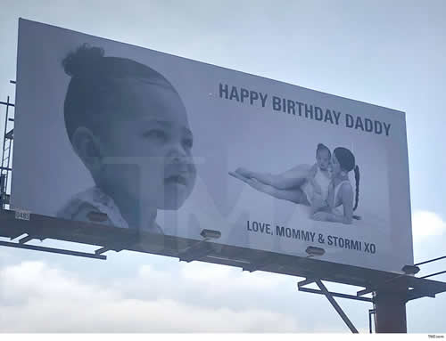 Kylie Jenner花钱做公告牌广告为她的男人庆生