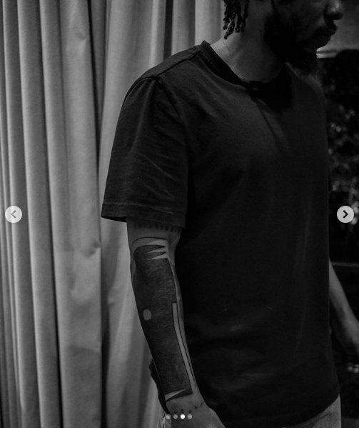 Kendrick Lamar手臂换纹身了，把原来老的Hustle Like You Broke $纹身覆盖