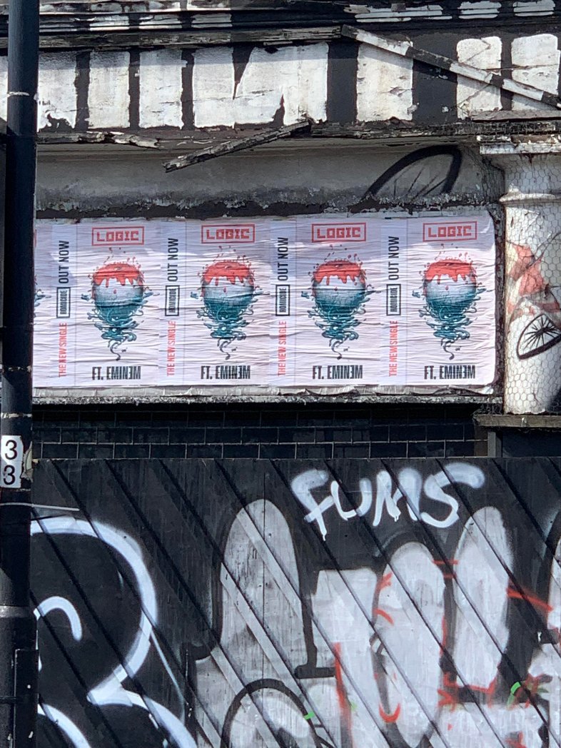 照片: EMINEM客串Logic单曲Homicide在伦敦街头宣传..这个宣传方式有点Revival