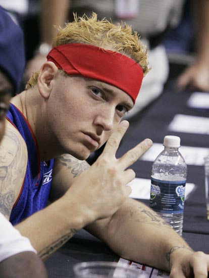 珍贵视频：2005年 Eminem在底特律活塞主场..身穿拉希德华莱士球衣挥舞毛巾