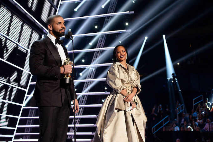Drake手臂上那个纹身是不是Rihanna？
