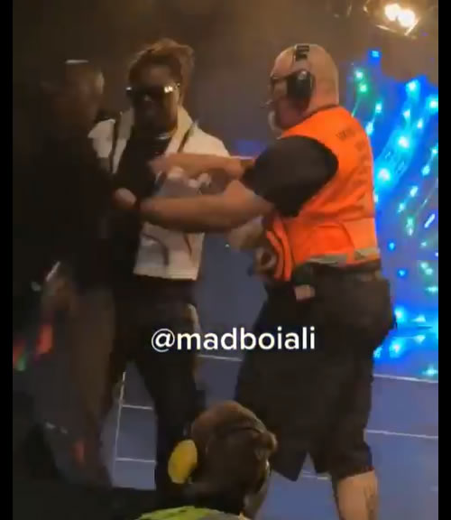 搞笑!!! Lil Uzi Vert 去他的好兄弟Gunna舞台被安保人员拦下来误以为是歌迷闹事 （视频）
