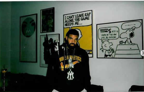Drake展示刚出炉的超级重型Young Money钻石项链..表示对Lil Wayne的忠心 