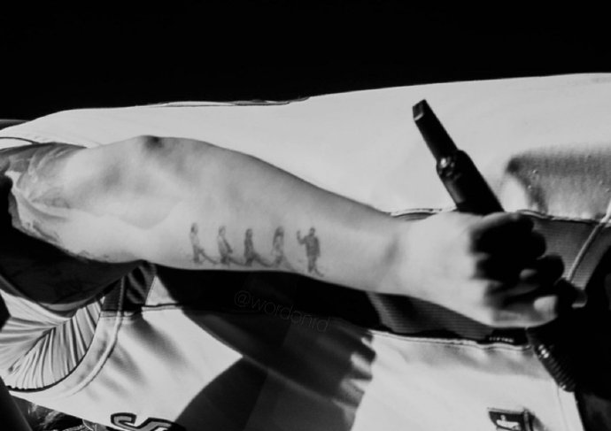 Drake手臂新添披头士乐队纹身，庆祝Billboard纪录超越披头士