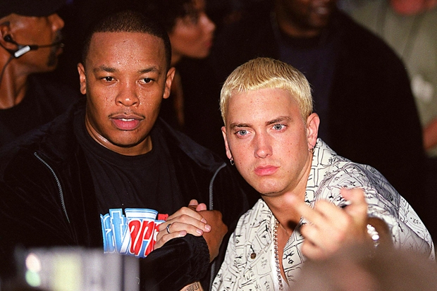 回顾，1999年，Eminem在MTV颁奖典礼获得年度最佳新人奖..口香糖嚼得很帅 （视频）