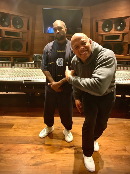 Kanye West，Dr.Dre在录音室里玩High了