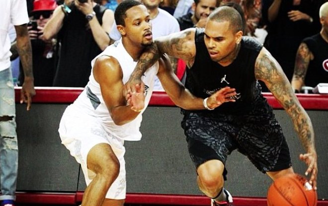 Chris Brown最新采访认为他篮球场上会击败J.Cole