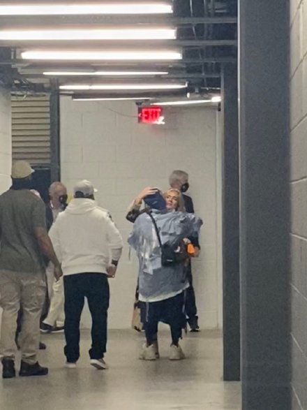 Lil Wayne和Adele在NBA决赛后场碰面拥抱