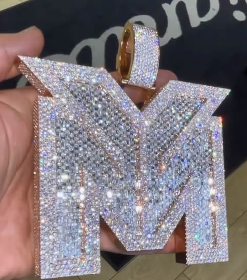  贵！Lil Wayne定制了一条超大厂牌Young Money钻石项链