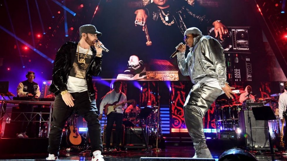 燃!!! Eminem意外出现在摇滚名人堂入主现场，加入LL Cool J表演Rock the Bell  